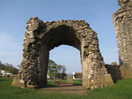 SX05494 Remaining arch of old gate to Ogmore Castle.jpg